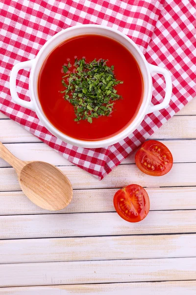 在木桌上的美味番茄汤 — 图库照片