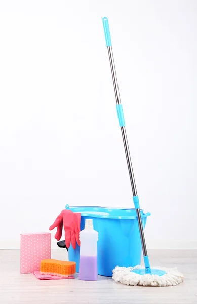 Brosse à plancher et seau pour le lavage dans la chambre — Photo