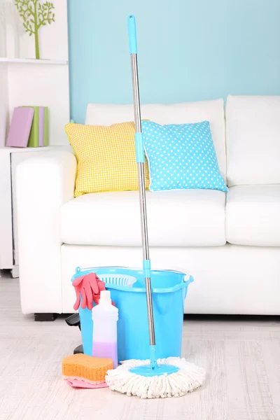 Andar esfregona e balde para lavar no quarto — Fotografia de Stock
