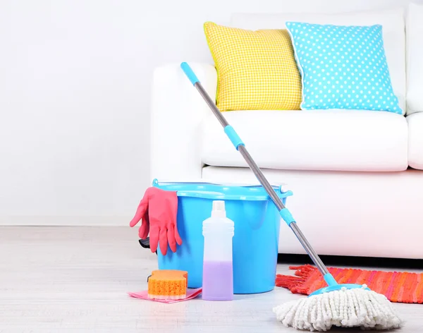 Podlahu mop a kbelík pro praní v místnosti — Stock fotografie