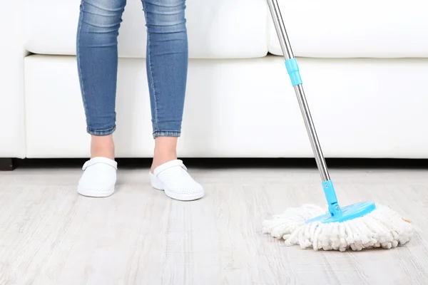 Piso de limpieza en la habitación primer plano — Foto de Stock