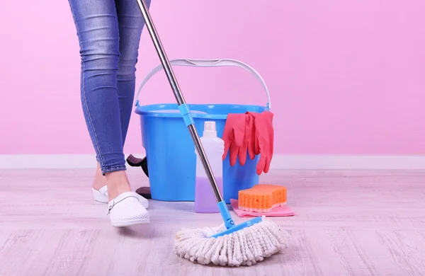 Piso de limpieza en la habitación primer plano — Foto de Stock