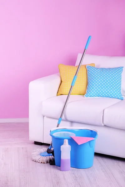 Vloer mop en emmer voor wassen op kamer — Stockfoto