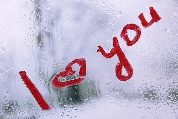 Inscription rouge à lèvres sur verre sur fond lumineux — Photo