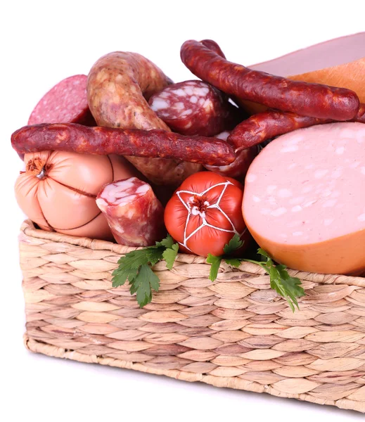 Beaucoup de différentes saucisses dans le panier isolé sur blanc — Photo