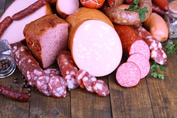 Beaucoup de différentes saucisses sur table en bois close-up — Photo