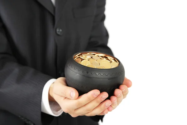 Keramische pot met gouden munten in mannelijke handen, geïsoleerd op witte achtergrond — Stockfoto