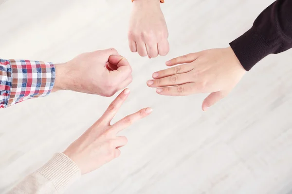 Schere, Papier, Stein, Schere - Hände auf hellem Hintergrund — Stockfoto