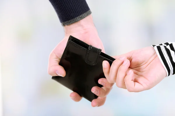 Zsebtolvaj lopnak pénztárca, közelkép, a világos háttér — Stock Fotó