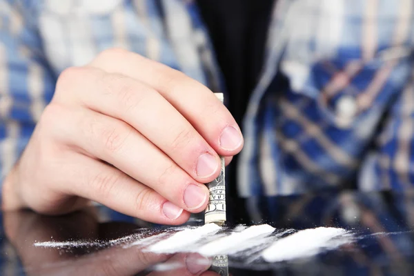 Man snorting cocaine, close up — Stock Photo, Image