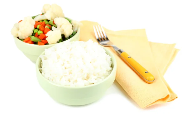 Ugotowany ryż i warzywa na białym tle — Zdjęcie stockowe