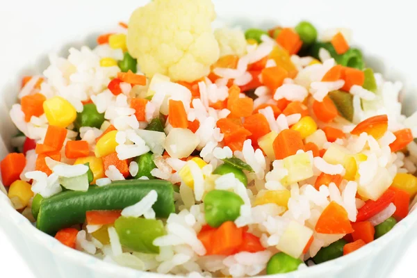 Nasi matang dengan sayuran ditutup — Stok Foto