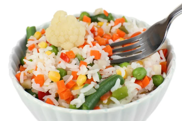 Kokt ris med grönsaker på nära håll — Stockfoto