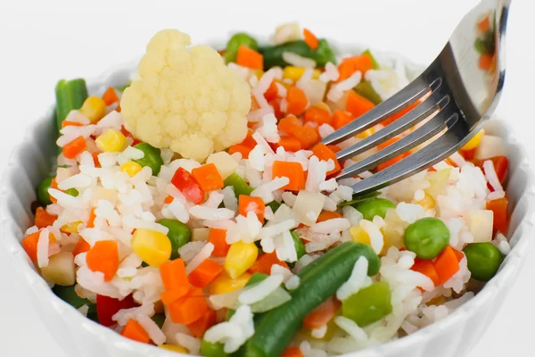 Приготований рис з овочами крупним планом — стокове фото
