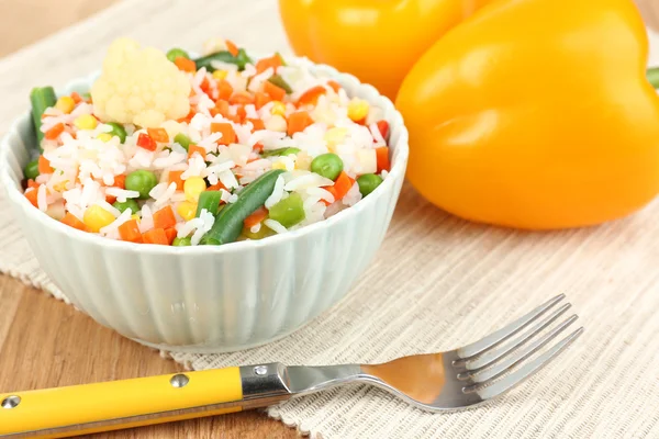 Arroz cocido con verduras sobre mesa de madera de cerca —  Fotos de Stock