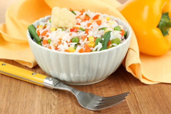 Arroz cocido con verduras sobre mesa de madera de cerca — Foto de Stock