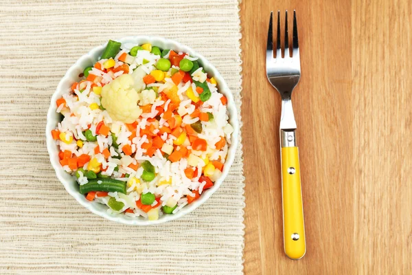 Arroz cocido con verduras sobre mesa de madera —  Fotos de Stock