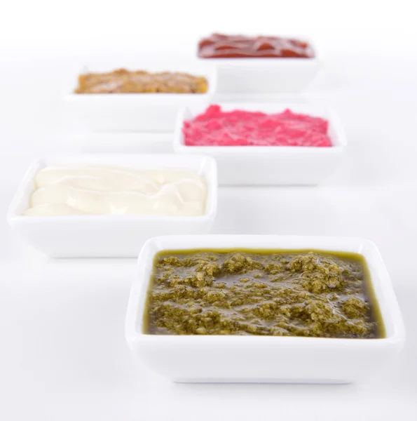 Varias salsas aisladas en blanco — Foto de Stock