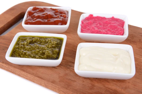 Varias salsas en la tabla de cortar en primer plano de la mesa —  Fotos de Stock