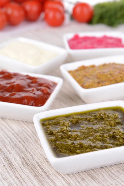 Varias salsas en primer plano de la mesa — Foto de Stock