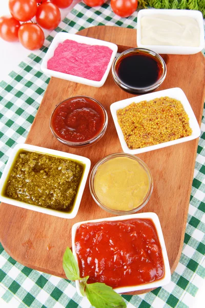 Varias salsas en la tabla de cortar en primer plano de la mesa — Foto de Stock