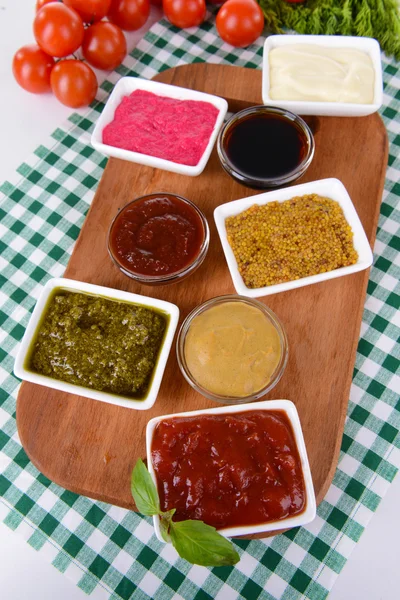 Varias salsas en la tabla de cortar en primer plano de la mesa — Foto de Stock