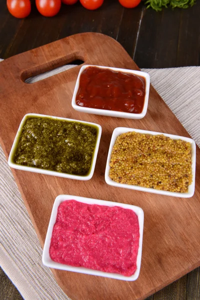 Varias salsas en la tabla de cortar en primer plano de la mesa — Foto de Stock