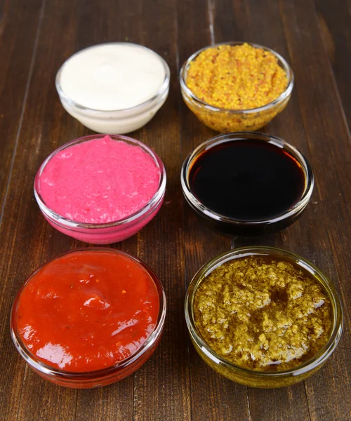 Diverses sauces sur table close-up — Photo