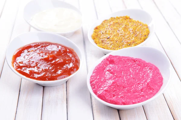Varias salsas en primer plano de la mesa — Foto de Stock
