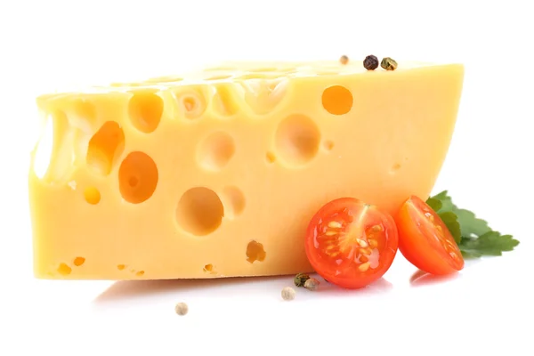Pedaço de queijo e tomate, isolado sobre branco — Fotografia de Stock