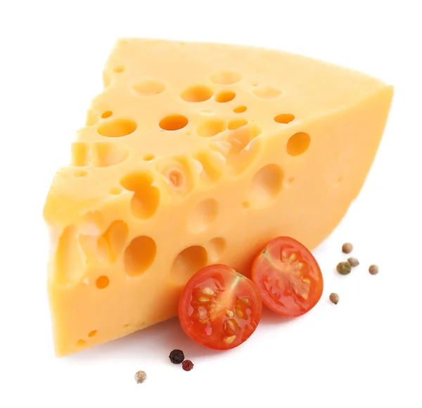 Stuk kaas en tomaten, geïsoleerd op wit — Stockfoto