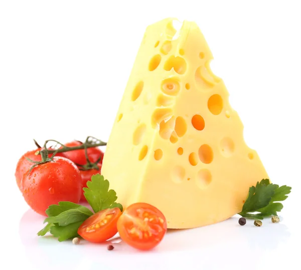 Stück Käse und Tomaten, isoliert auf weiß — Stockfoto