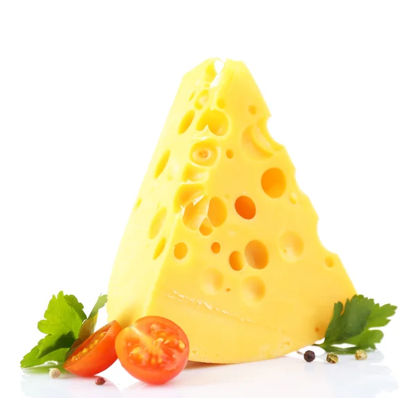 Stück Käse und Tomaten, isoliert auf weiß — Stockfoto