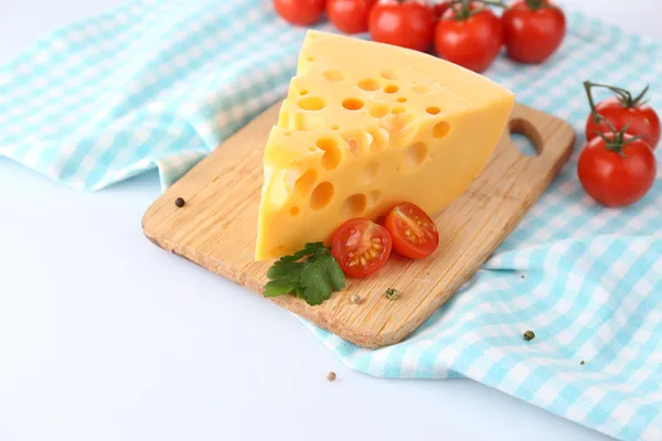 一块奶酪和西红柿，孤立的白色衬底上的木板上 — 图库照片