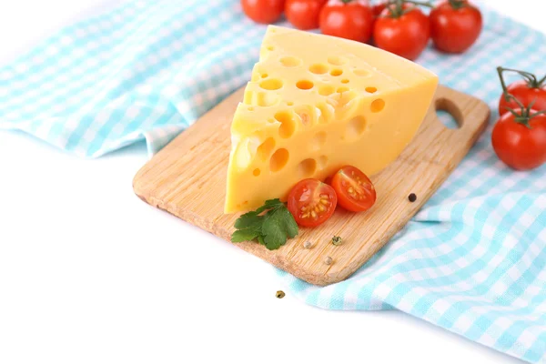 Кусок сыра и помидоров, на деревянной доске, изолированный на белом — стоковое фото