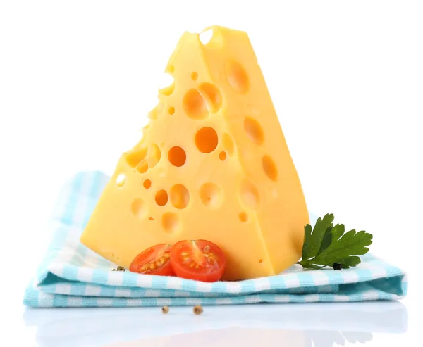 Pedazo de queso y tomates, en servilleta de color, aislado en blanco —  Fotos de Stock