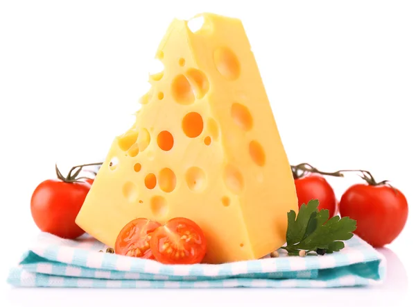 Bitar av ost och tomater, på färg servett, isolerade på vitt — Stockfoto