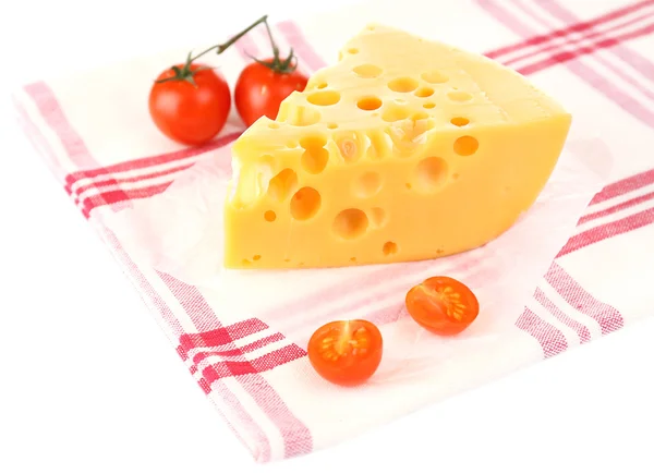 Pedaço de queijo e tomate, em guardanapo colorido, isolado em branco — Fotografia de Stock