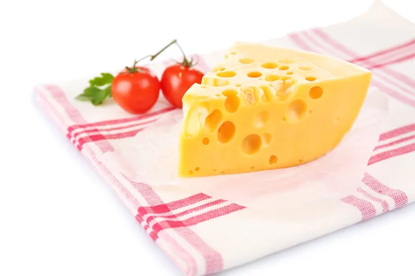 Stück Käse und Tomaten, auf farbiger Serviette, isoliert auf weiß — Stockfoto