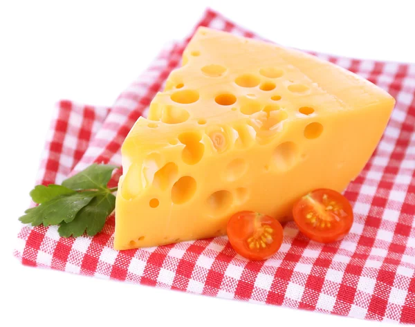 Stück Käse und Tomaten, auf farbiger Serviette, isoliert auf weiß — Stockfoto