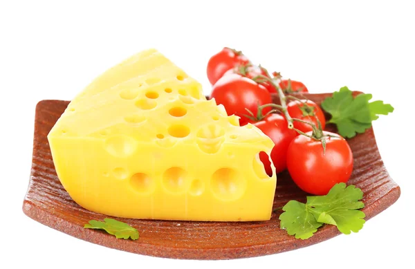 Stück Käse auf Teller, isoliert auf weiß — Stockfoto