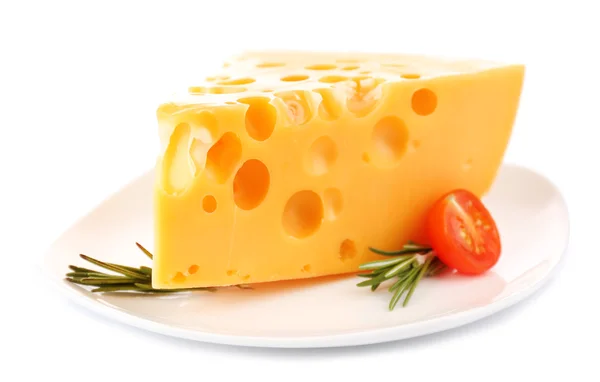Шматочок сиру з помідорами і розмарином на тарілці, ізольований на білому — стокове фото