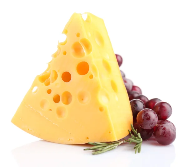 Bit ost med druvor och rosmarin, isolerad på vit — Stockfoto