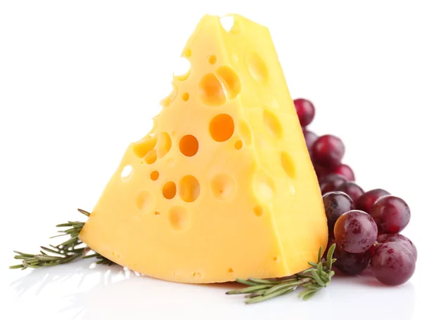 Stück Käse mit Trauben und Rosmarin, isoliert auf weiß — Stockfoto