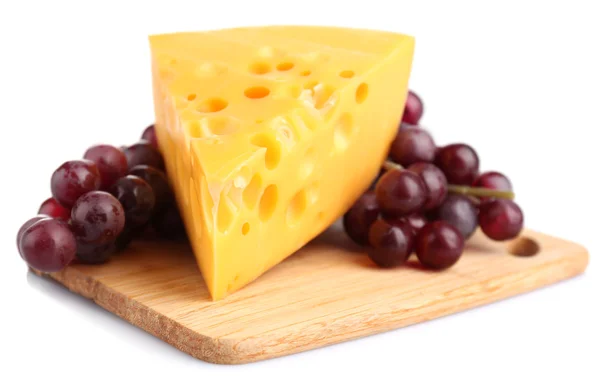 Stück Käse und Trauben auf Holzbrett, isoliert auf weiß — Stockfoto