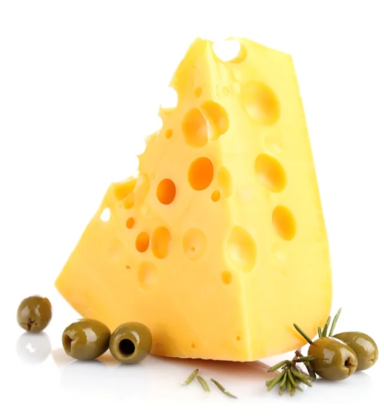 Morceau de fromage aux olives vertes, isolé sur blanc — Photo