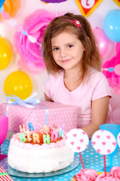 Sevimli küçük kız onun doğum günü kutlamak - Stok İmaj