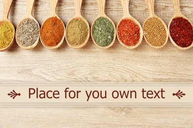 tahta kaşıklar ahşap zemin üzerine baharat çeşitleri