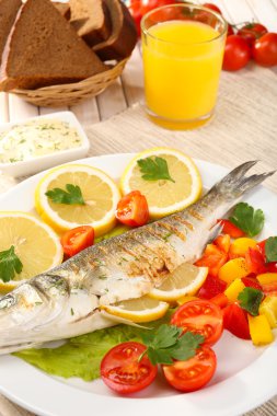 Nefis ızgara balık plaka üzerinde tablo yakın çekim