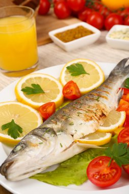 Nefis ızgara balık plaka üzerinde tablo yakın çekim